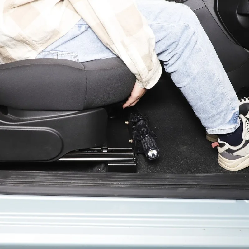 Uchwyt na latarkę pod siedzeni – Car Accessories Under 500 recenzja i cena
